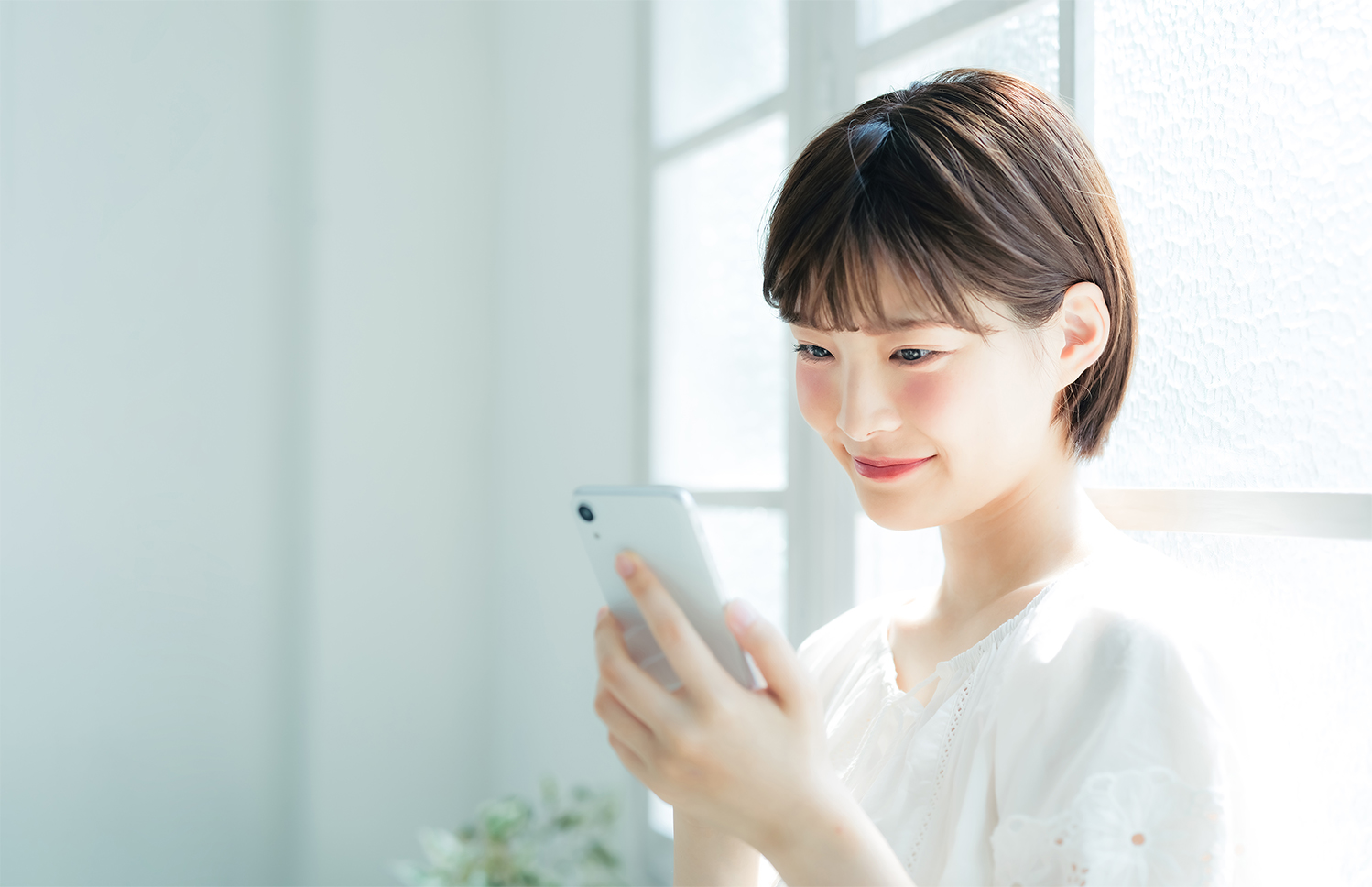 スマホを見る女性